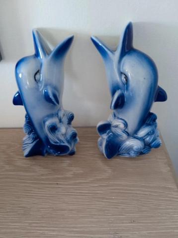 2 vintage keramische muurvaasjes in vorm van Dolfijn beschikbaar voor biedingen