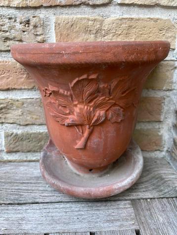 Oude muurpot terracotta beschikbaar voor biedingen