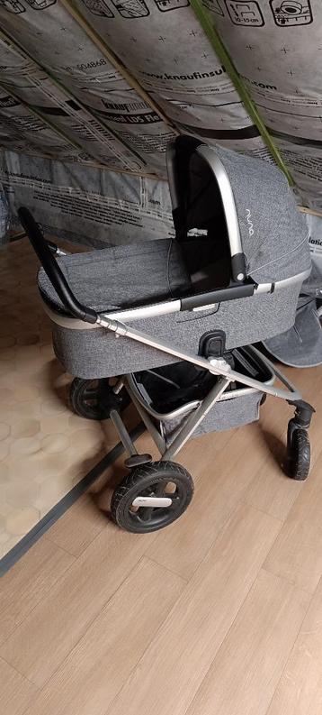 kinderwagen met reiswieg en accessoires beschikbaar voor biedingen