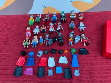Lot playmobil figuurtjes en originele playmobil koffer beschikbaar voor biedingen