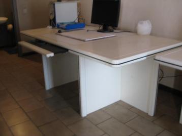 bureau wit wegens verhuis bieden beschikbaar voor biedingen