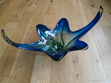 Decoratieve schaal van Murano-glas in het midden beschikbaar voor biedingen