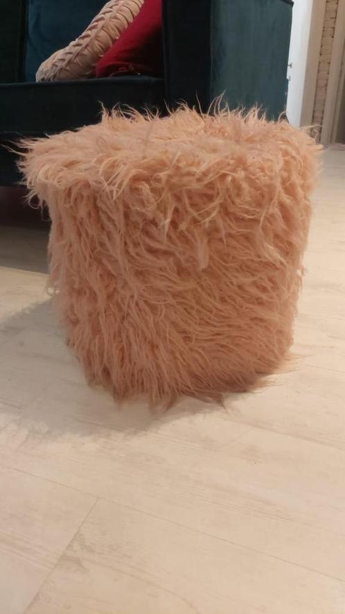 Fluffy roze poef van Xenos, Huis en Inrichting, Krukjes, Zo goed als nieuw, Overige materialen, Ophalen