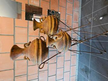 3 mooie verweerde kruiken op metalen staanders te koop beschikbaar voor biedingen