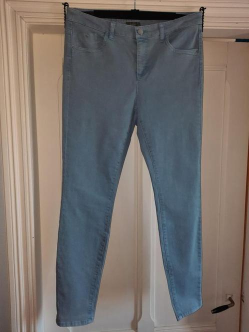 Damesbroek jeans lichtblauw maat 42 stretch, Kleding | Dames, Spijkerbroeken en Jeans, Zo goed als nieuw, W33 - W36 (confectie 42/44)