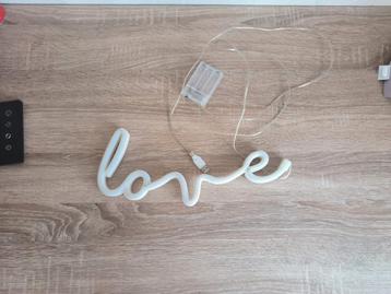 Sfeerverlichting Love beschikbaar voor biedingen