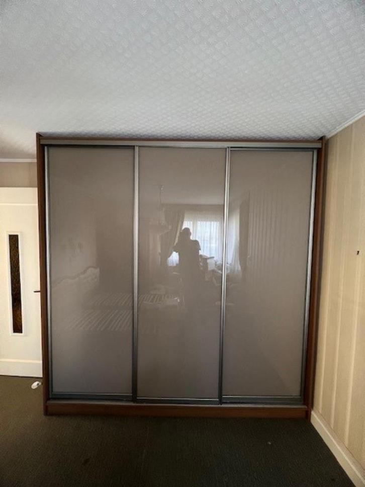 Grote moderne maatkast – 3 spiegeldeuren- DE PANNE, Maison & Meubles, Armoires | Armoires à porte coulissante & Armoires à archives