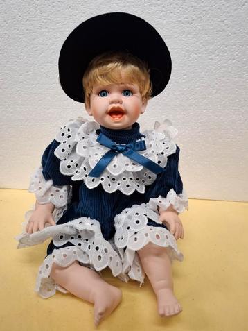 Porseleinen pop zittend beschikbaar voor biedingen