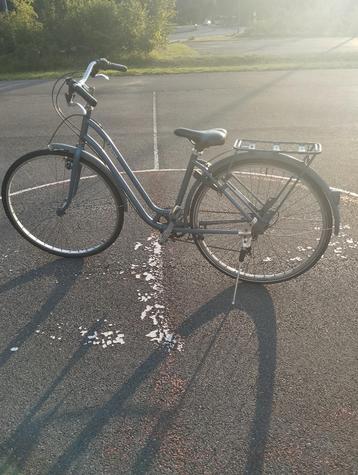 Fiets met gratis slot beschikbaar voor biedingen