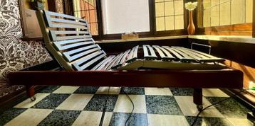 Eenpersoonsbed met Swisflex elektrische boxspring + matras beschikbaar voor biedingen