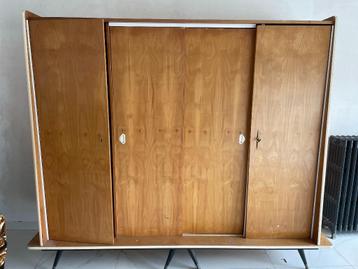 Vintage retro kast uit de jaren '60 beschikbaar voor biedingen