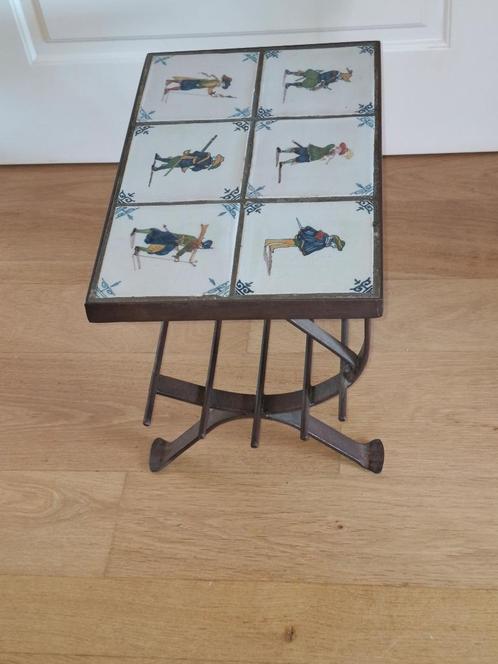 Zes Delftse antieke tegels in bijzettafel, Antiek en Kunst, Antiek | Wandborden en Tegels, Ophalen