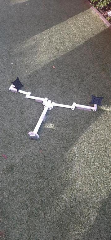 Dubbel Monitor arm wit. beschikbaar voor biedingen