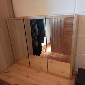 Mooi spiegelkastje beschikbaar voor biedingen