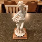 2 beeldjes van Auro Belcari beeldjes (+/- 23 cm hoog), Enlèvement