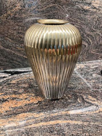 Vase décoratif en métal argenté hauteur 20 cm 