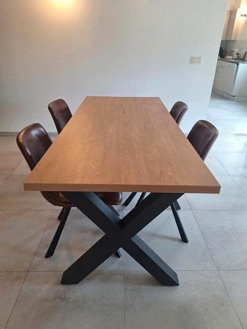 Houte eettafel met zwarte X poten beschikbaar voor biedingen