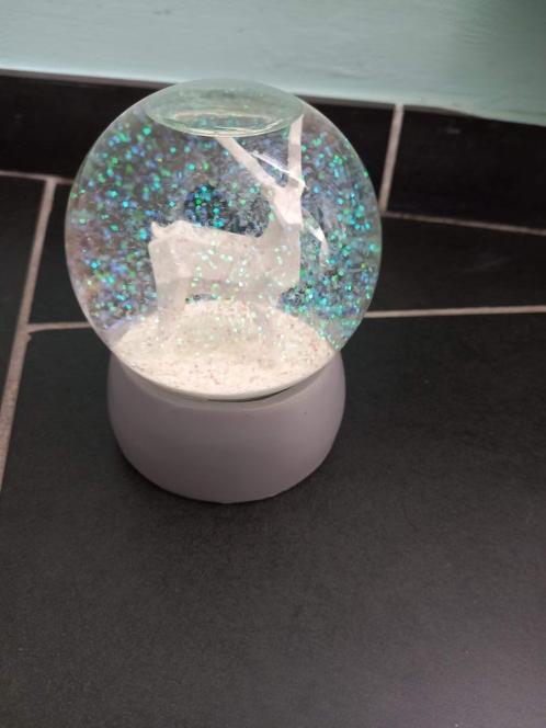 Boule à neige avec renne - diamètre 9cm, Diversen, Kerst, Zo goed als nieuw, Ophalen of Verzenden