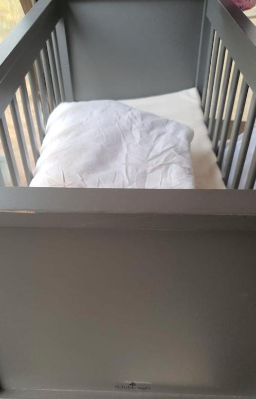 babybed op wieltjes met nieuwe bamboe matras en dons, Kinderen en Baby's, Babywiegjes en Ledikanten, Gebruikt, Ophalen of Verzenden