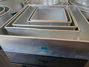 Bakvormen en taart kartonnen beschikbaar voor biedingen