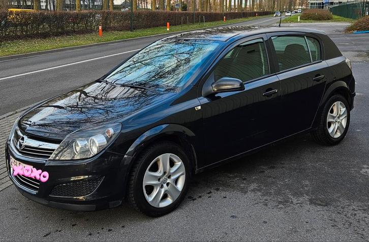 Opel astra 2012 essence benzine 1.6 (avec feuille rose), Autos, Opel, Particulier, Astra, Essence, Euro 5, Berline, 5 portes, Boîte manuelle