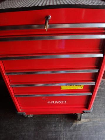 Werkplaatswagen en gereedschap beschikbaar voor biedingen