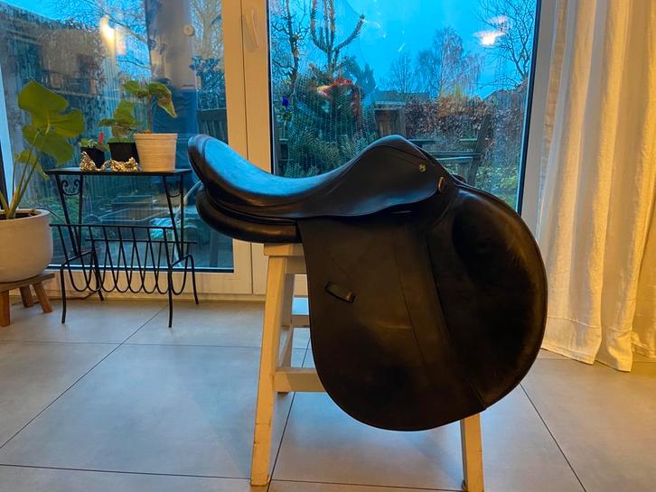 Springzadel en dressuurzadel te koop, Animaux & Accessoires, Chevaux & Poneys | Selles, Comme neuf, Enlèvement ou Envoi