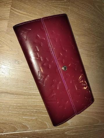 Auth. Louis Vuitton Sarah Wallet Vernis Rouge beschikbaar voor biedingen