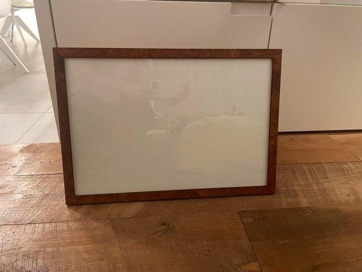 Groot fotokader in hout met mahonie motief en glas, Huis en Inrichting, Woonaccessoires | Lijsten, Zo goed als nieuw, Hout, Ophalen of Verzenden