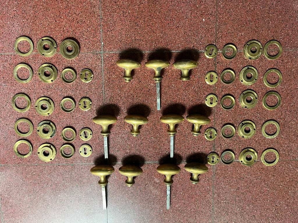 Dubbele koperen deurkrukken, Ophalen