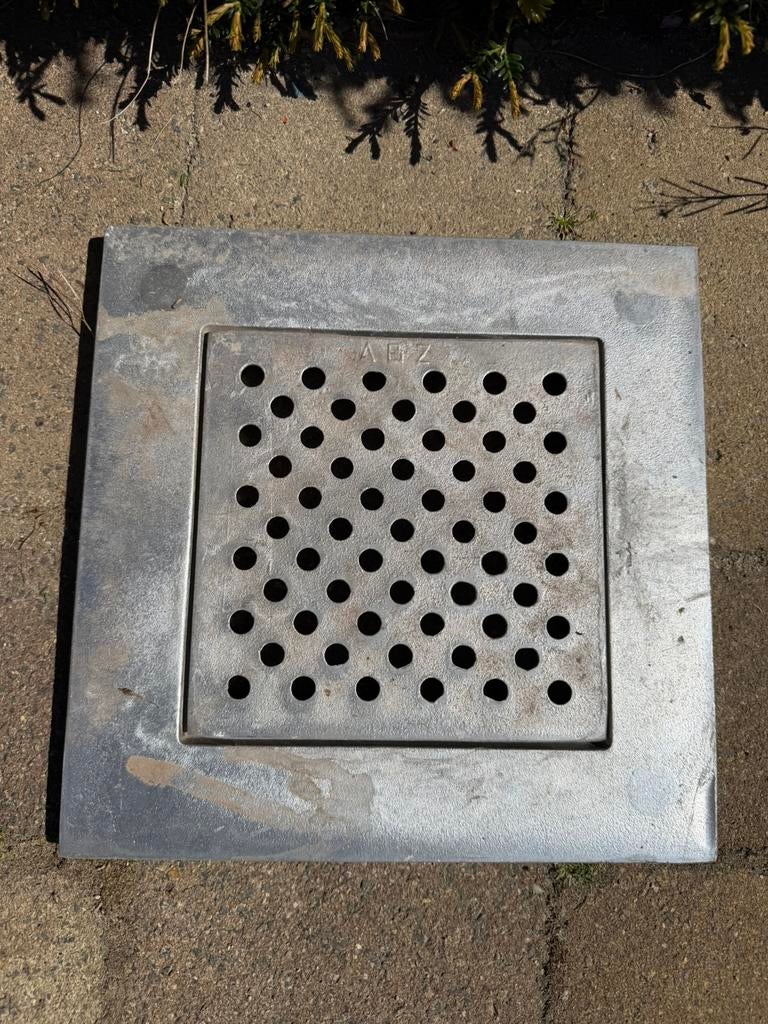 RVS afvoerputje of putdeksel, Ophalen, Zo goed als nieuw