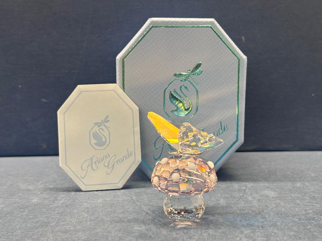 Swarovski ‎Ariana Grande x Swarovski Paddenstoel en Vlinder, Verzamelen, Swarovski, Nieuw, Figuurtje, Ophalen of Verzenden