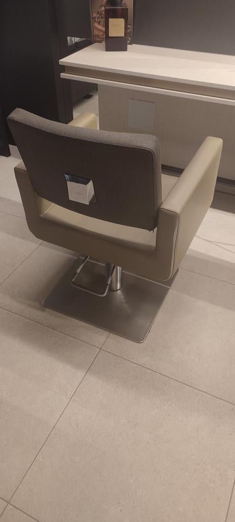 2 kapstoelen Sibel met beschermhoes, kapsalon, Huis en Inrichting, Ophalen, Kunststof, Gebruikt, Overige kleuren