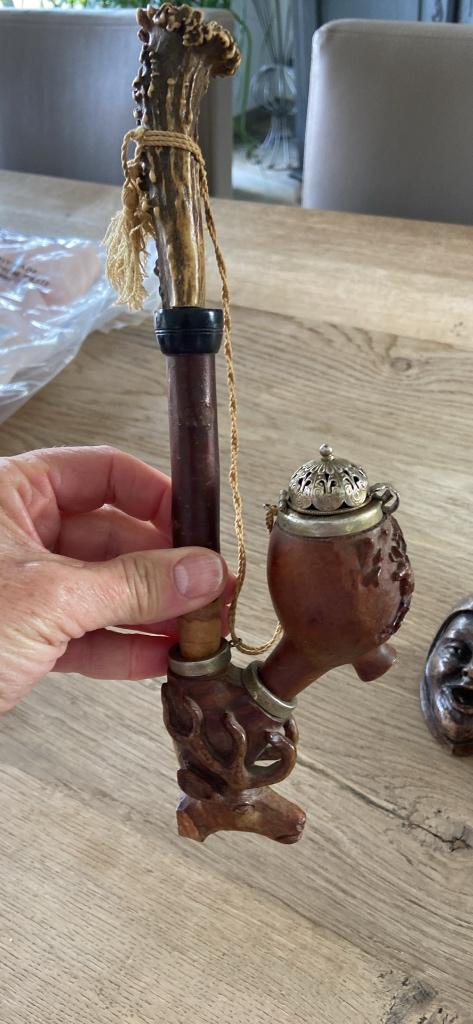 Oude pijpen en pijphouder, Enlèvement