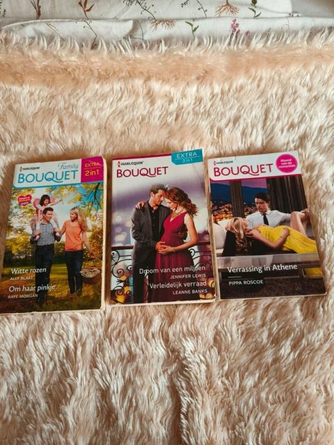 3x Harlequin Bouquet (bundel), Boeken, Romans, Gelezen, Nederland, Ophalen of Verzenden