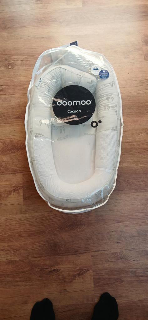 Nid Doomoo Cocoon + Mobile Musical Nuby OFFERT, Enfants & Bébés, Berceaux & Lits, Comme neuf, Autres types