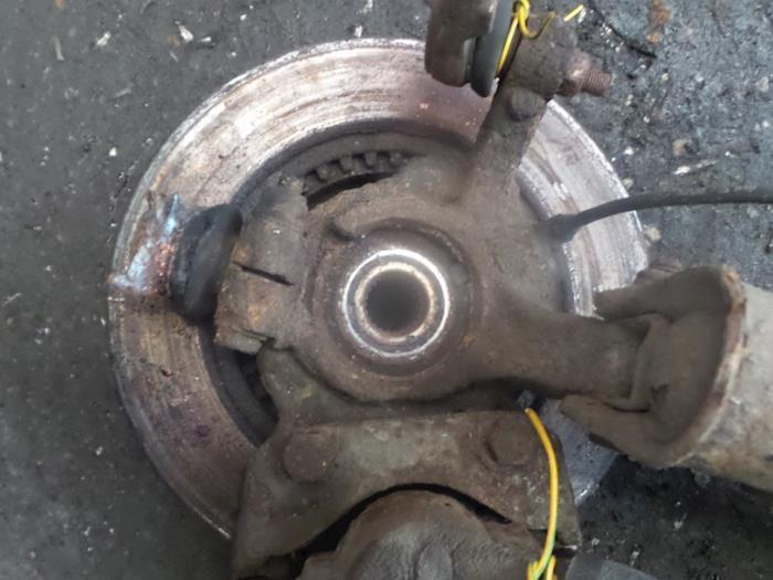 Fusee links-voor van een Renault Twingo, Auto-onderdelen, Ophanging en Onderstel, Renault, Gebruikt, 3 maanden garantie, Ophalen of Verzenden