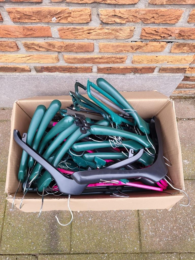 Volle banandoos kapstokken voor 5 euro., Kleding | Dames, Kledinghangers, Ophalen