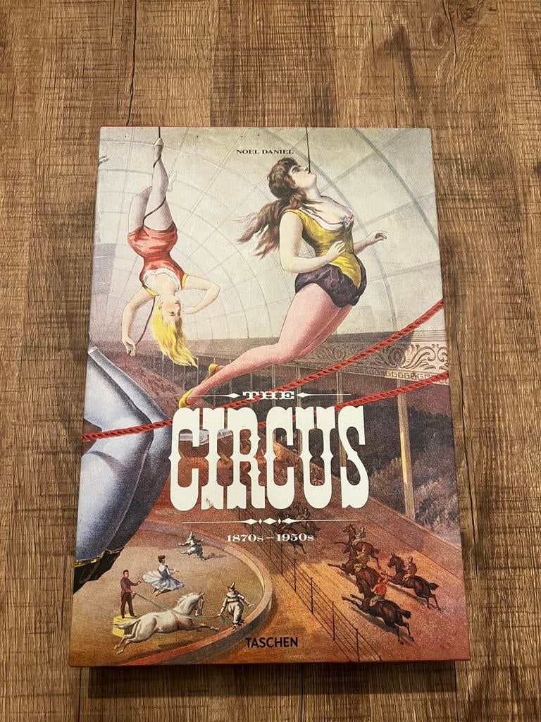 Boek The Circus 1870s - 1950s Tashen Hardcover, Boeken, Kunst en Cultuur | Fotografie en Design, Ophalen, Zo goed als nieuw, Fotografie algemeen