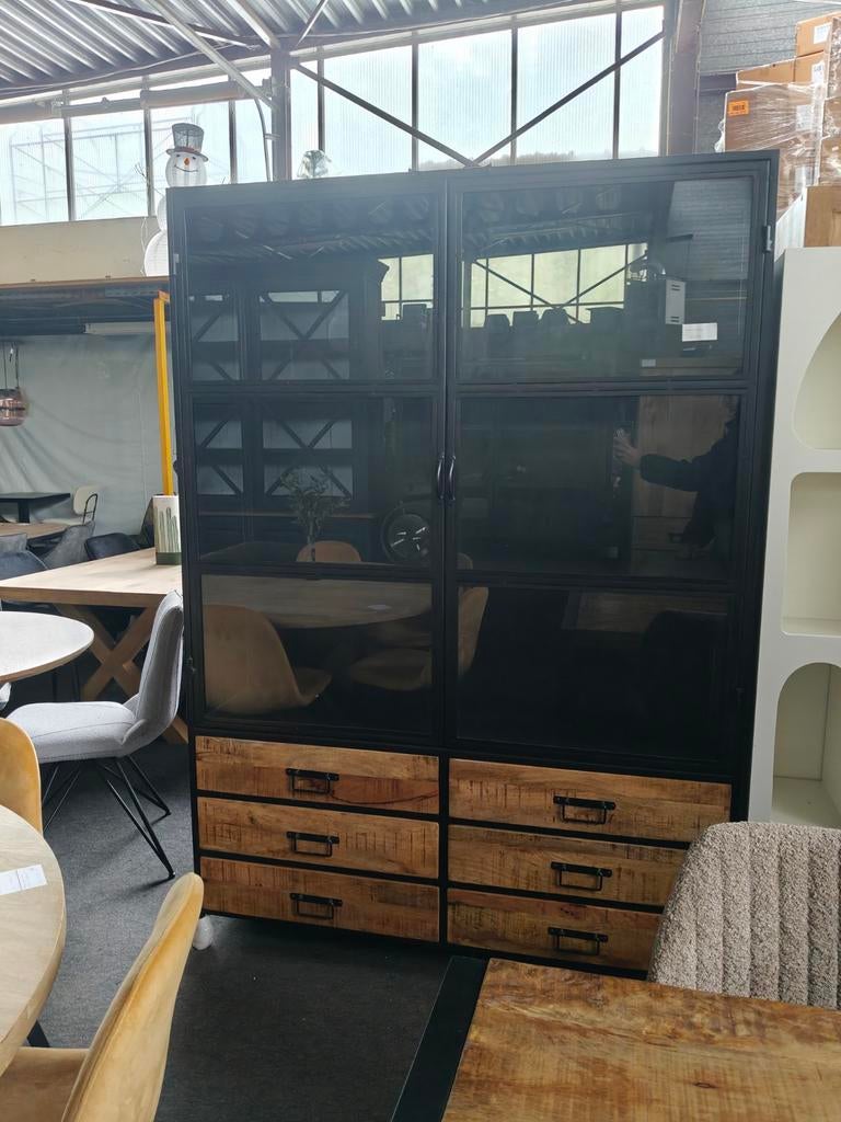 Zwarte vitrinekast met houten lades (outlet), Ophalen, Glas, Nieuw, 150 tot 200 cm
