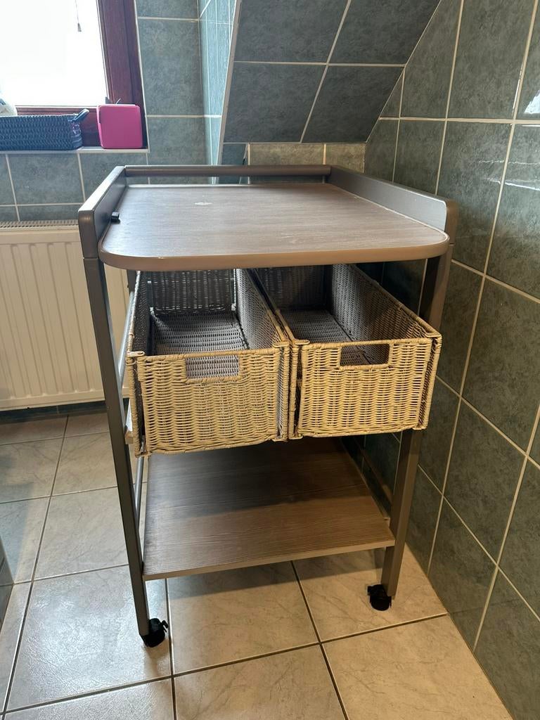 Luiertafel en twee verzorgingskussens, Ophalen, Zo goed als nieuw