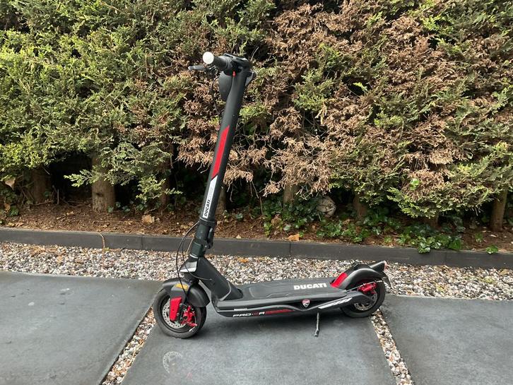 Ducati Pro III R elektrische step – premium model - RFid, Fietsen en Brommers, Steps, Gebruikt, Elektrische step (E-scooter), Ophalen