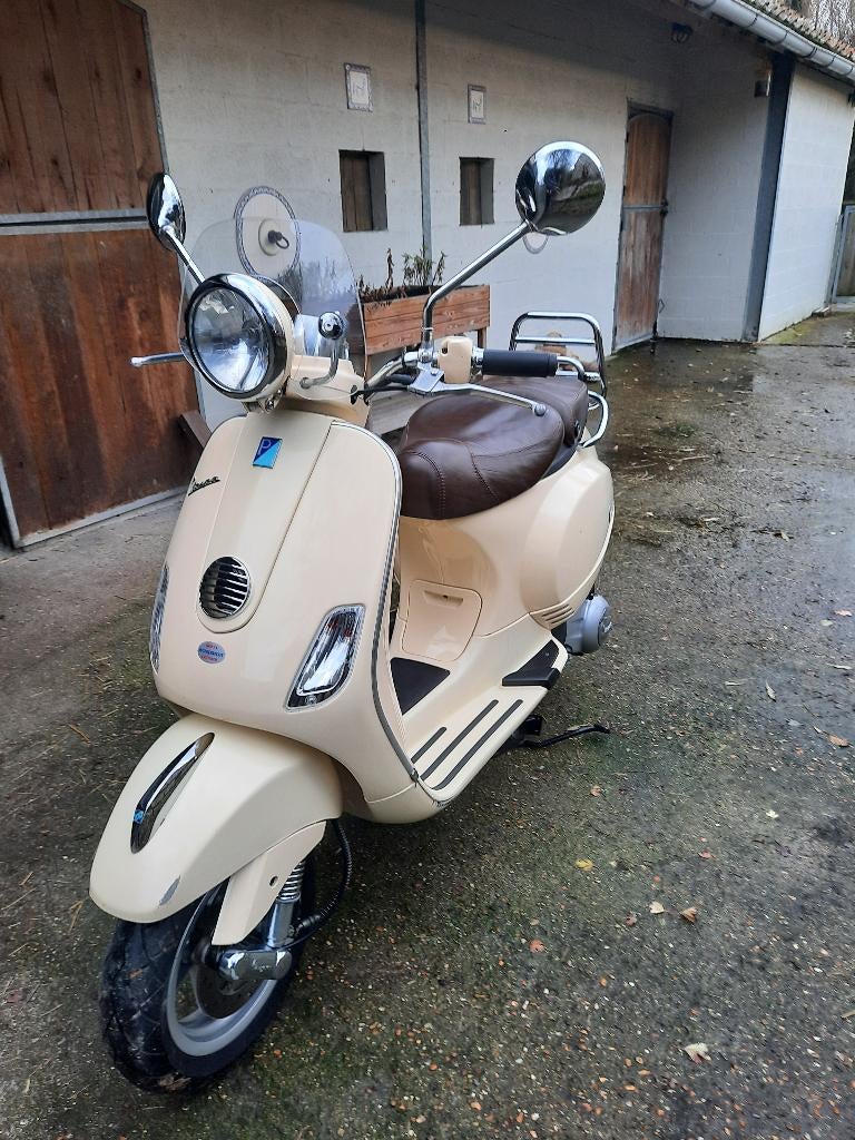 Prachtige Vespa LXV 125, Fietsen en Brommers, Scooters | Vespa, Zo goed als nieuw, Vespa LXV, Benzine, Ophalen