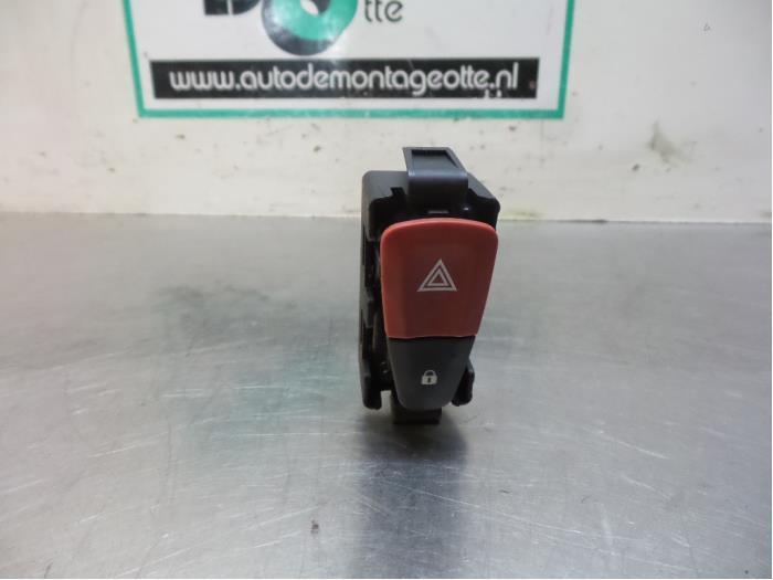 Commutateur éclairage d'urgence d'un Renault Megane (Megane, Autos : Pièces & Accessoires, Tableau de bord & Interrupteurs, Renault