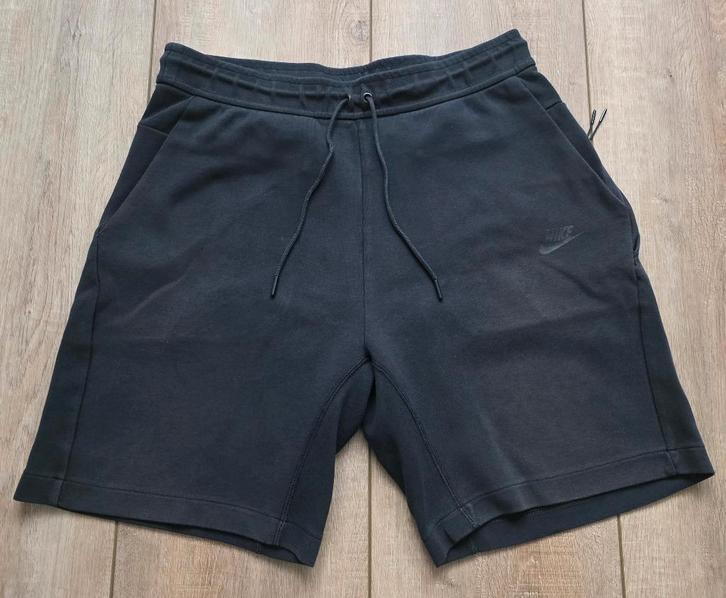 Nike Tech Fleece korte broek maat M, Kleding | Heren, Sportkleding, Zo goed als nieuw, Fitness, Maat 48/50 (M), Zwart, Ophalen of Verzenden