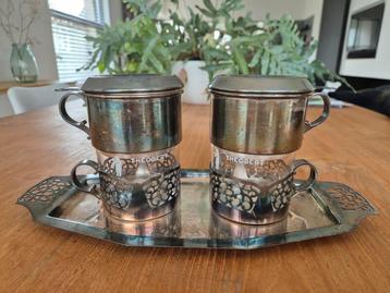 Twee Verzilverde Theobert Koffiezetbekers en dienblad  beschikbaar voor biedingen