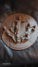 Bouclier mural de football en bronze., Antiquités & Art, Antiquités | Bronze & Cuivre, Bronze, Enlèvement ou Envoi