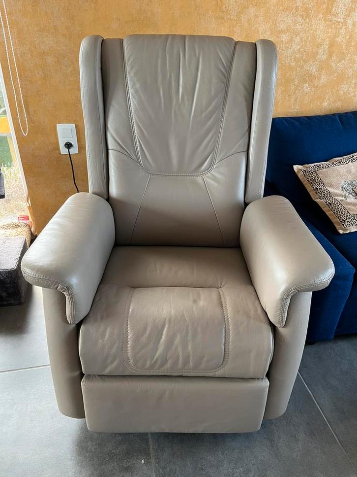 Fauteuil relax électrique en cuir – très bon état, Huis en Inrichting, Fauteuils, Zo goed als nieuw, Leer, Ophalen