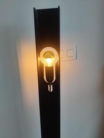 Poutrel lamp design beschikbaar voor biedingen