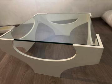 Table de salon en bois blanc avec plateau en verre trempé
